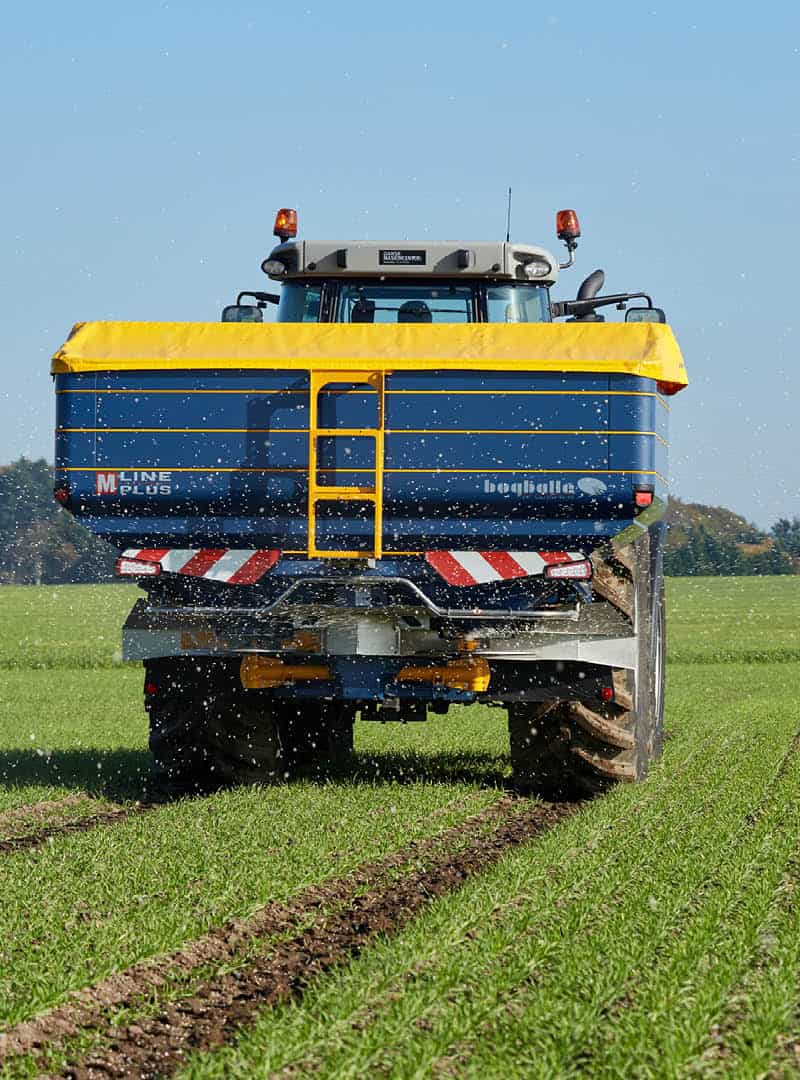 Ein Traktor, der gerade ein Feld bewässert.