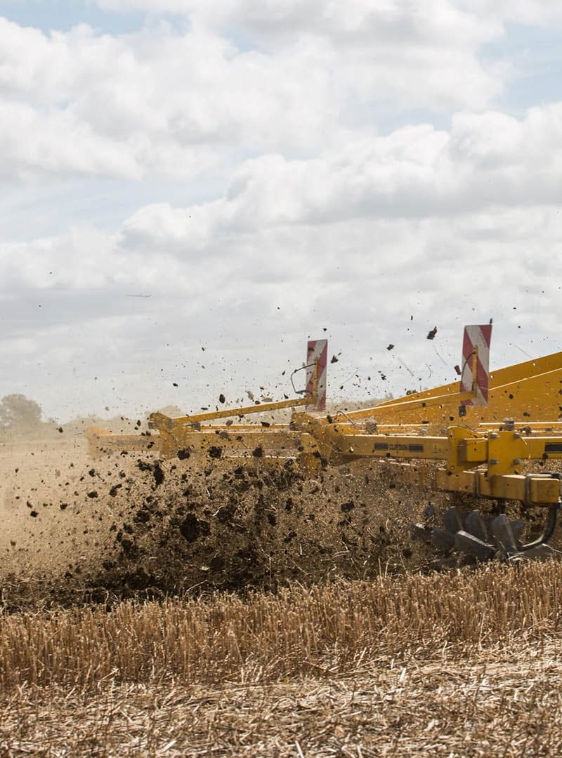 Ein landwirtschaftliches Gerät bei der Arbeit auf dem Feld.