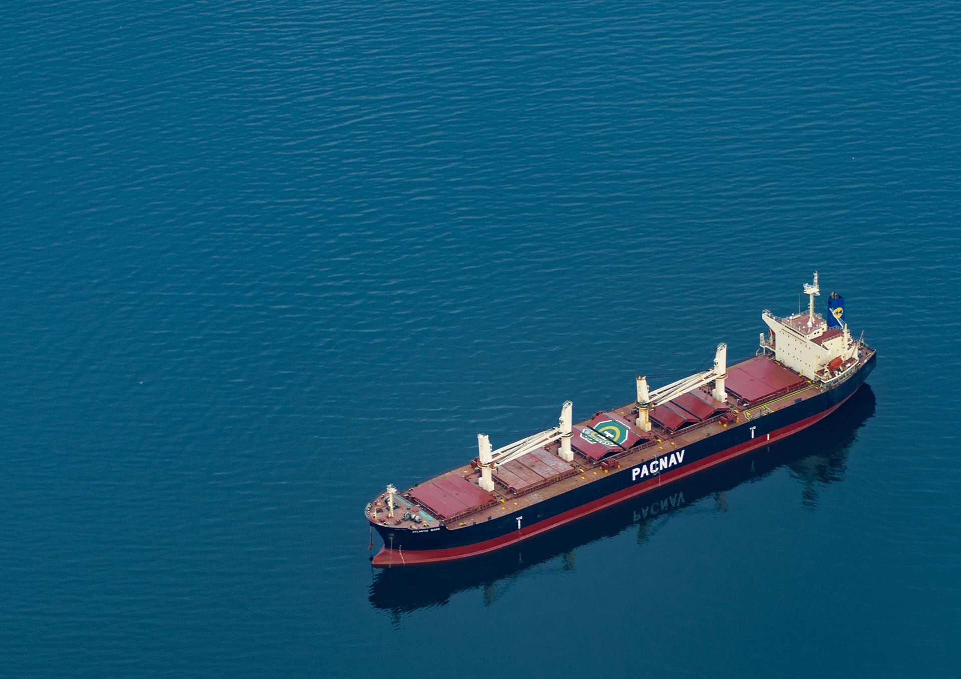 Ein Frachtschiff auf dem Meer