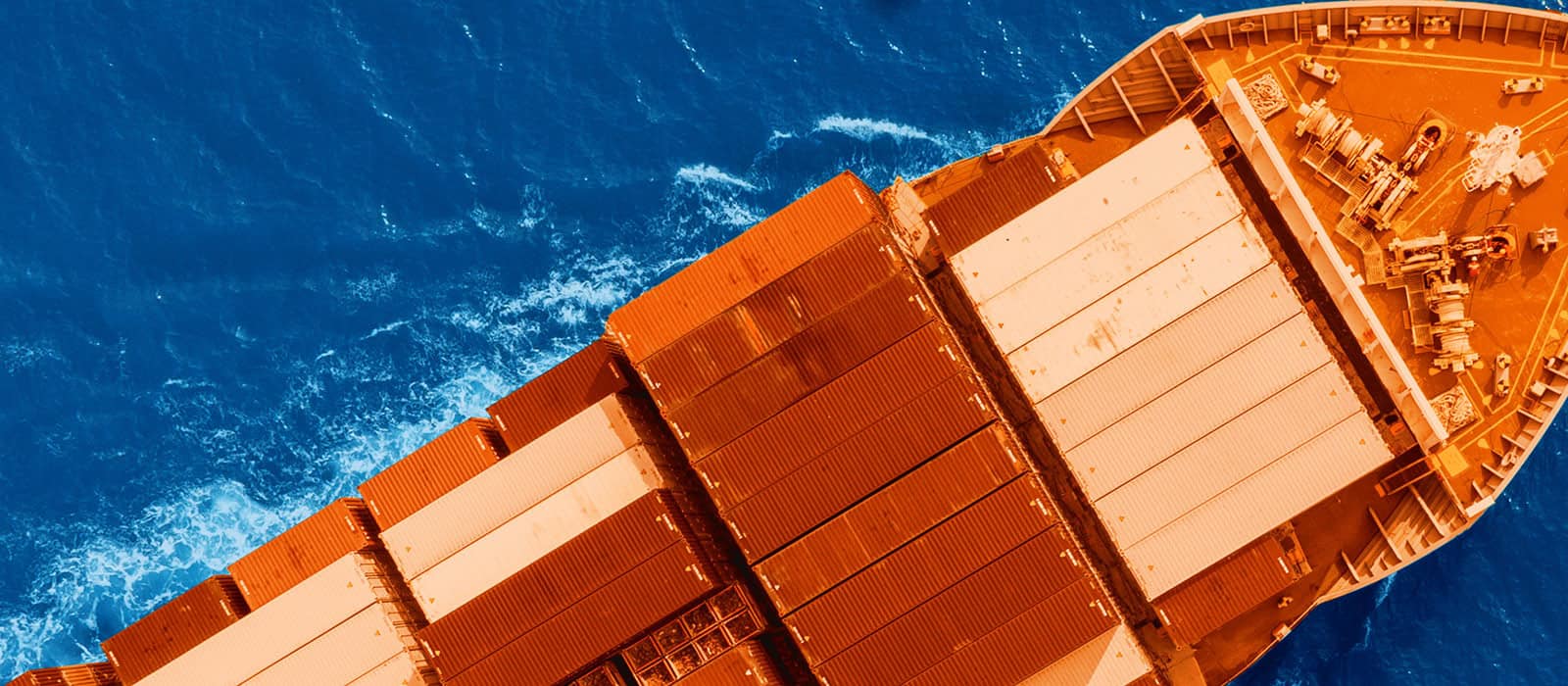Containerschiff auf dem Meer im Fokus