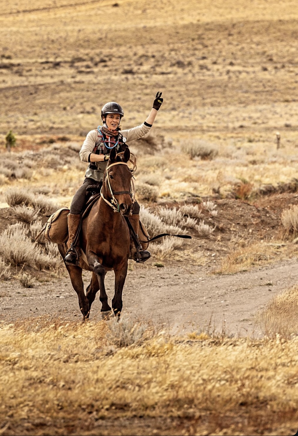 Michaela Anzinger auf Pferd reitend in Argentinien